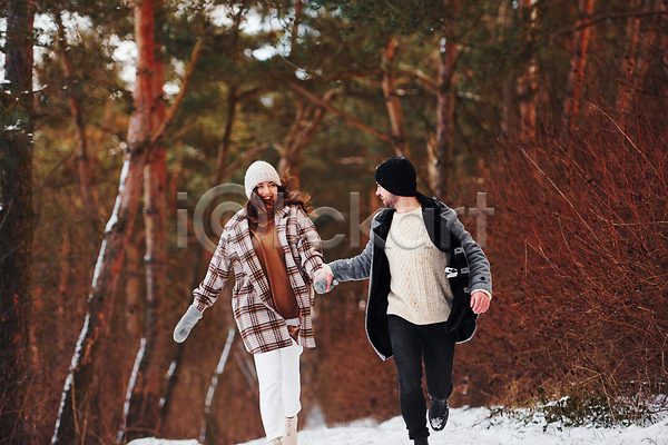 사랑 행복 남자 두명 성인 성인만 여자 JPG 앞모습 포토 해외이미지 겨울 달리기 데이트 설원 손잡기 숲 전신 커플