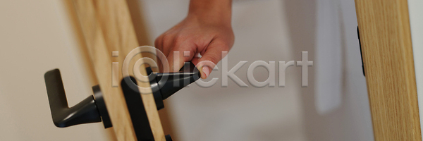 고급 사람 사람없음 JPG 포토 해외이미지 가운 검은색 내부 디자인 목욕 목욕가운 목재 문 바둑 방 변기통 보안 빛 샤워실 서비스 손 손잡이 스파 실내 아파트 안전 열쇠 열쇠구멍 오픈 욕실 잠금 주택 철강 출입구 컨셉 팔 해외202310 해외포토 호스텔 호텔 화장실 흰색