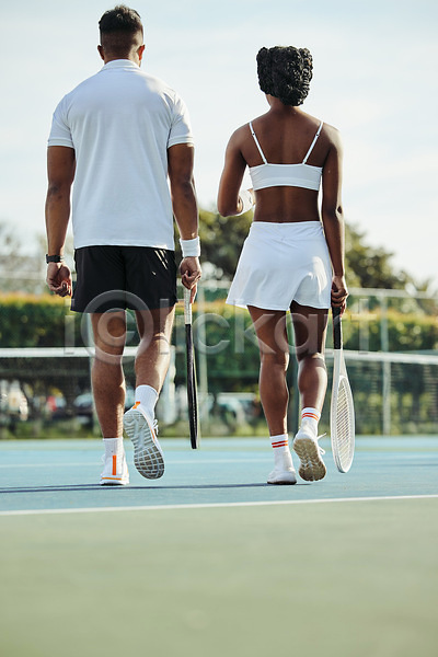 남자 두명 성인 성인만 여자 JPG 뒷모습 포토 해외이미지 걷기 들기 야외 테니스 테니스라켓 테니스복 테니스장 해외202310