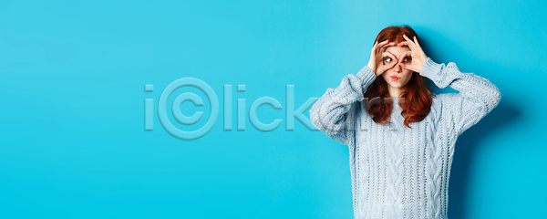귀여움 행복 10대 백인 사람 성인 여자 한명 JPG 포토 해외이미지 1 겨울 고립 내추럴 라이프스타일 모델 백그라운드 뷰티 빨간머리 빨간색 새해 생강 쇼핑 스웨터 스타일 실내 얼굴 유행 제의 주근깨 크리스마스 파란색 학생 해외202310 해외포토 헤어스타일 휴가