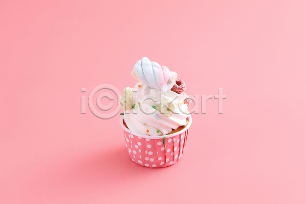 달콤 사람없음 JPG 포토 해외이미지 마시멜로우 분홍색배경 생크림 스프링클 시리얼 장식 컵케이크 한개 해외202310