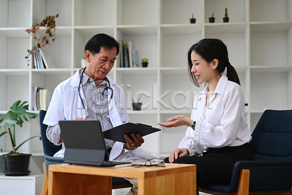 남자 노년 성인 여자 JPG 포토 해외이미지 들기 상반신 서류판 식물 안경 앉기 의사 의자 진료 태블릿 화분