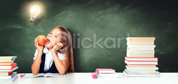 상상 성공 아이디어 행복 혁명 어린이 여자 한명 JPG 포토 해외이미지 교실 교육 뇌 램프 멍청이 미소 브레인스토밍 비즈니스 빛 생각 스터디 에너지 여학생 자극 전구 지능 창조 칠판 학교 학생 학습 해결 해외202310 해외포토