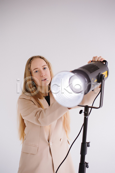 준비 백인 여자 한명 JPG 포토 해외이미지 고립 과학기술 금발 램프 무대 백그라운드 비즈니스 빛 사진사 삼각대 손전등 스크린 실내 업무 영화 영화관 웃음 장비 조명 주도 직업 촬영 필름 해외202310 흰색