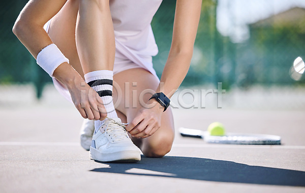 성인 성인여자한명만 여자 한명 JPG 아웃포커스 포토 해외이미지 발 신발 신발끈묶기 야외 테니스 테니스라켓 테니스복 테니스장 하반신 해외202310