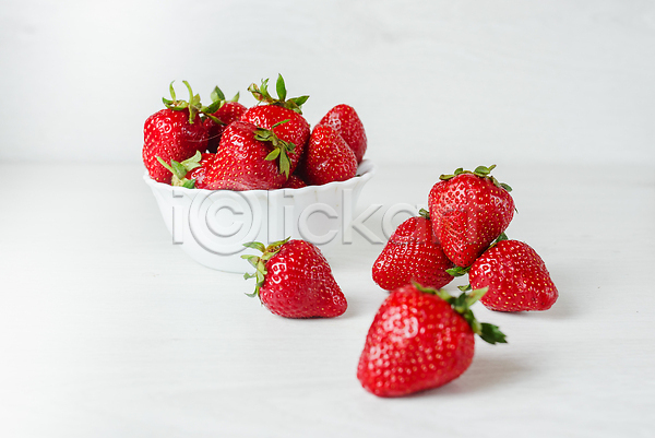 사람없음 JPG 포토 해외이미지 과일 그릇 딸기 무더기 빨간색 해외202310 흰배경