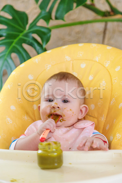 남자 남자아기한명만 아기 한명 JPG 아웃포커스 앞모습 포토 해외이미지 들기 먹기 상반신 숟가락 앉기 유리병 채소 해외202310