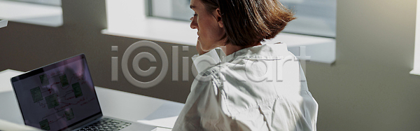 성공 자신감 행복 백인 사람 성인 여자 한명 JPG 포토 해외이미지 경영 경영자 노트북 라이프스타일 문서 배너 뷰티 비즈니스 비즈니스우먼 사무실 사업가 앉기 온라인 유럽 응시 인터넷 종업원 중국 직업 책상 컴퓨터 통신 파노라마 해외202310 해외포토 헤딩 흰색