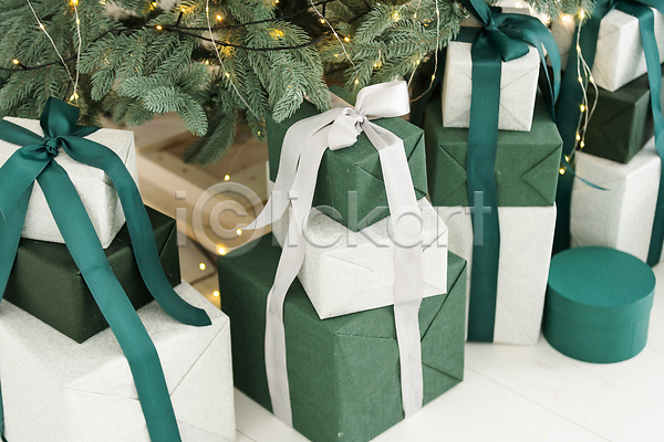 분위기 사람없음 JPG 포토 해외이미지 겨울 선물상자 장식 전구 초록색 크리스마스 크리스마스선물 크리스마스장식 크리스마스트리
