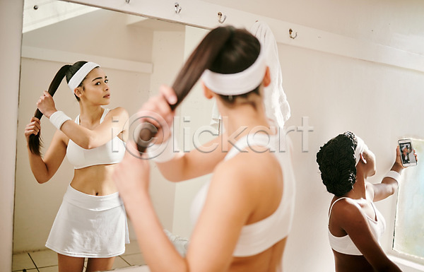 두명 성인 성인여자만 여자 JPG 뒷모습 소프트포커스 포토 해외이미지 거울 머리셋팅 반사 상반신 셀프카메라 스마트폰 탈의실 테니스 해외202310