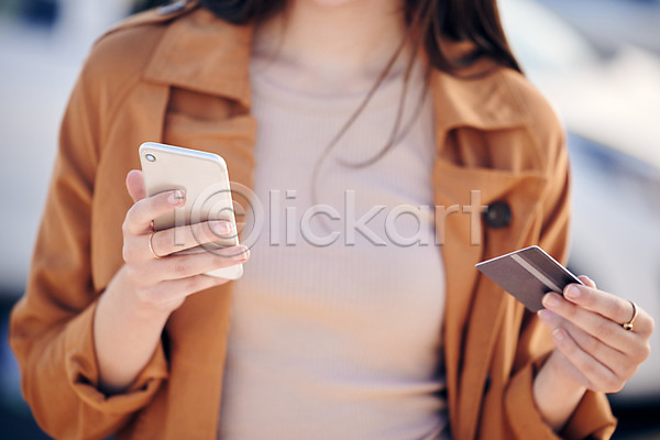 성인 성인여자한명만 여자 한명 JPG 포토 해외이미지 들기 무료이미지 손 쇼핑 스마트폰 신용카드 야외 해외202310 해외포토 핸드폰