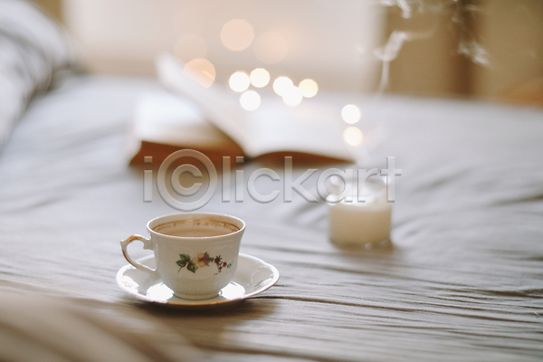 분위기 사람없음 JPG 포토 해외이미지 겨울 보케 연기 책 초 커피잔 컵받침