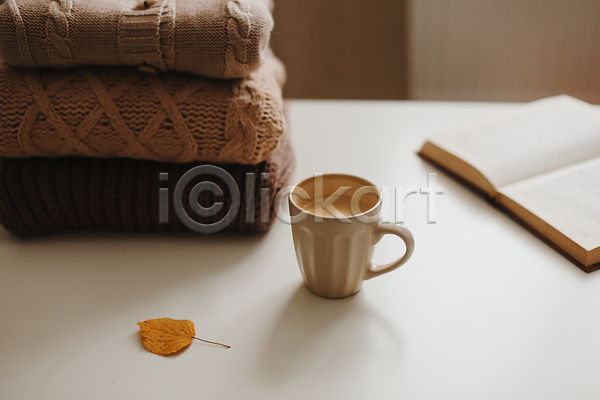 분위기 사람없음 JPG 포토 해외이미지 겨울 낙엽 스웨터 책 책상 커피 컵