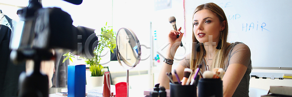 화려 백인 사람 성인 한명 JPG 포토 해외이미지 1인미디어 거울 그림자 동영상 디지털 라이프스타일 미용사 발사 방송 볼터치 붓 뷰티 블로거 비즈니스 소셜 스타일 예술가 온라인 웹 유행 인터넷 장비 장신구 주택 직장 촬영 취미 카메라 캠코더 크리에이터 통신 팔레트 해외202310 해외포토 화장품