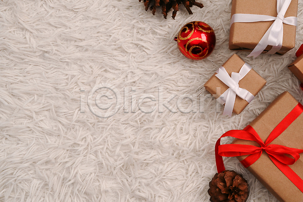 사람없음 하이앵글 선물상자 솔방울 오너먼트 오브젝트 카펫 카피스페이스 크리스마스 해외202310 흰색