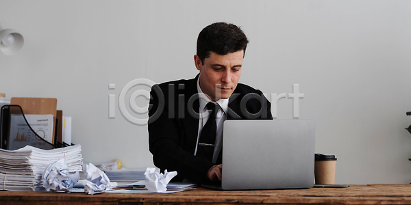 스트레스 행복 혼란 남자 백인 사람 성인 한명 JPG 포토 해외이미지 경영 경영자 고립 공책 노동자 노트북 문제 배려 비즈니스 비즈니스맨 사무실 사업가 사이버 생각 심각 앉기 업무 응시 작업 종업원 주택 직업 책상 컴퓨터 탁자 퍼즐 표현 해결 해외202310 해외포토 흰색