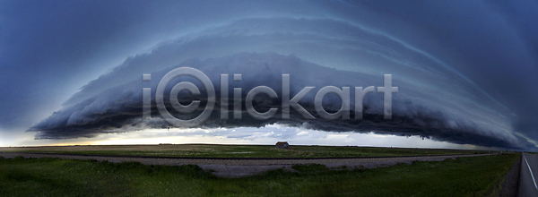 위험 사람없음 JPG 포토 해외이미지 구름 날씨 내추럴 뇌우 번개 뷰티 소리 스트라이크 시골 심각 야외 어둠 여름 자연 폭풍 폭풍우 풍경 하늘 해외202310 해외포토 힘찬