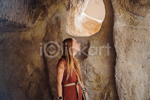 성인 성인여자한명만 여자 한명 JPG 옆모습 포토 해외이미지 구멍 동굴 상반신 여행 튀르키예 풍경(경치)