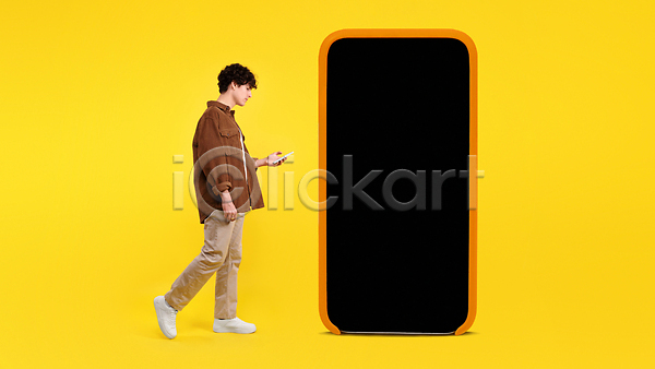 남자 성인 성인남자한명만 한명 JPG 포토 해외이미지 걷기 노란색 들기 목업 백그라운드 스마트폰 스크린 응시 전신 카피스페이스