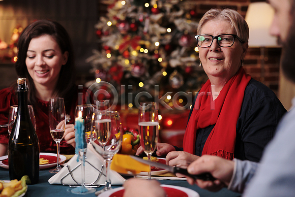 함께함 행복 남자 노년 성인 세명 여자 JPG 앞모습 옆모습 포토 해외이미지 가족 대화 들기 미소(표정) 빛 샴페인 수저 식사 식탁 연말 음식 조명 크리스마스 파티 해외202310