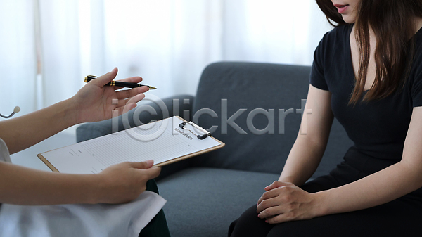 두명 성인 성인여자만 여자 JPG 포토 해외이미지 들기 상반신 서류판 설명 소파 손짓 앉기 진료 펜