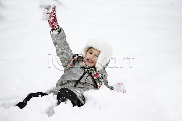 추위 행복 두명 백인 사람 어린이 JPG 포토 해외이미지 12월 게임 겨울 계절 공원 나무 날씨 놀이 눈내림 라이프스타일 목도리 백그라운드 뷰티 서리 손 숲 야외 얼굴 옷 유행 자연 직물 해외202310 해외포토 휴가 흰색