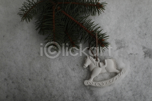 분위기 사람없음 JPG 포토 해외이미지 겨울 눈(날씨) 목마인형 잎 장난감 크리스마스트리