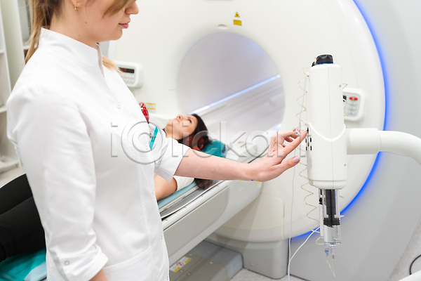 두명 여자 JPG 포토 해외이미지 MRI 건강관리 기계 무료이미지 방사선 병원 의사 해외202310 해외포토 환자