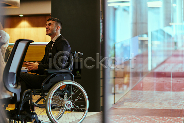 남자 성인 성인남자한명만 한명 JPG 포토 해외이미지 동료 사무실 상반신 의자 장애인 직장인 해외202310 회의 휠체어