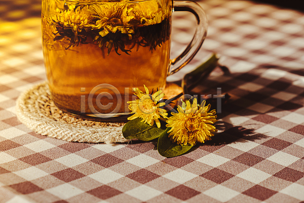 사람없음 JPG 포토 해외이미지 꽃차 노란색 민들레 식탁보 찻잎 찻잔 체크무늬 컵받침 해외202310
