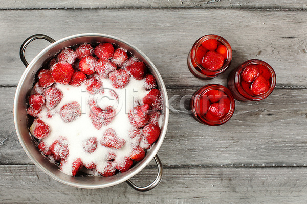 사람없음 JPG 포토 해외이미지 과일 나무배경 냄비 딸기 딸기잼 무더기 설탕 해외202310