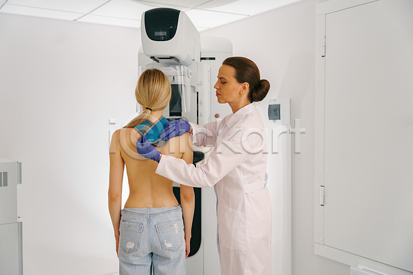 도움 두명 성인 여자 JPG 포토 해외이미지 가슴 간호사 건강 기계 돌봄 디지털 라이프스타일 방사선 병원 스캐너 시험 실험 암 약 의사 장비 종양 직업 질병 해외202310 환자