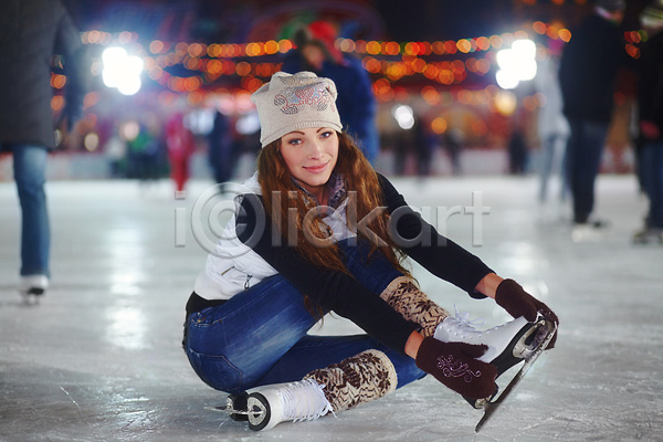 추위 행복 20대 사람 성인 여자 한명 JPG 포토 해외이미지 갈색머리 건강 겨울 긍정 내추럴 냉동 뷰티 스케이트 스케이팅 스포츠 앉기 야간 야외 얼음 응시 진짜 해외202310