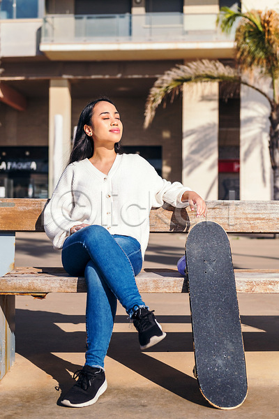 행복 휴식 10대 20대 동양인 사람 여자 한명 JPG 포토 해외이미지 1 거리 도시 라이프스타일 벤치 사춘기 세로 스케이트보드 앉기 야외 태양 해외202310 햇빛
