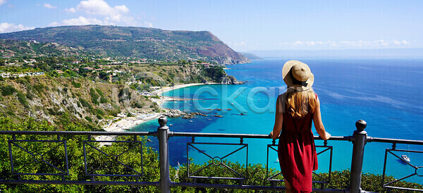 여유 우아함 여자 한명 JPG 포토 해외이미지 남쪽 내추럴 맑음 모자 바다 발코니 배너 뷰티 시력 여름 여행 여행객 유럽 응시 이탈리아 자연 지중해 파노라마 파란색 풍경 해외202310 해외포토
