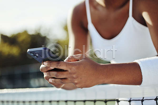 성인 성인여자한명만 여자 한명 JPG 포토 해외이미지 들기 상반신 스마트폰 야외 테니스 테니스복 테니스장 해외202310