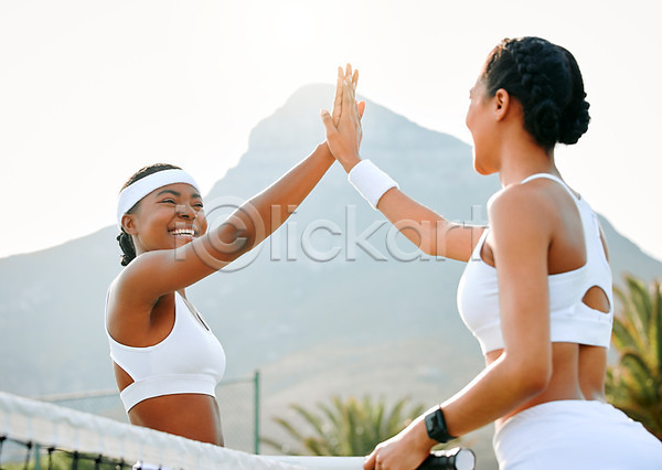 두명 성인 성인여자만 여자 JPG 뒷모습 로우앵글 포토 해외이미지 마주보기 미소(표정) 상반신 손들기 야외 테니스 테니스복 테니스장 하이파이브 해외202310