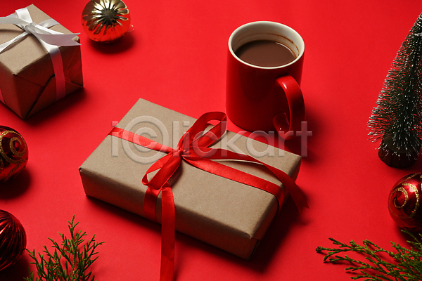 사람없음 JPG 포토 해외이미지 머그컵 백그라운드 빨간색 선물상자 솔잎 오너먼트 오브젝트 코코아 크리스마스 트리모양 해외202310