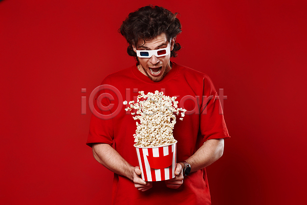 행복 남자 성인 성인남자한명만 한명 JPG 앞모습 포토 해외이미지 3D안경 놀람 들기 빨간색 상반신 영화 팝콘 해외202310