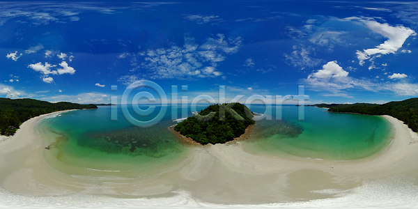 사람없음 JPG 포토 하이앵글 해외이미지 가상현실 구름 돌산 만 말레이시아 모래 물 바다 서핑 섬 아시아 야외 여름 여행 자연 조감도 터키석 파도 파란색 풍경 하늘 해외202310 해외포토 휴가 휴양지