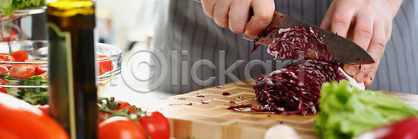 신선 남자 사람 사람없음 JPG 포토 해외이미지 건강 날것 다이어트 마늘 맛있는 목재 빨간색 산업 상추 손 슬라이스 식사 실내 양배추 양파 오이 요리 요리사 음식 자르기 재료 저녁식사 주방 채소 채식주의자 초록색 칼 컬러풀 탁자 토마토 팔 해외202310 해외포토 후추