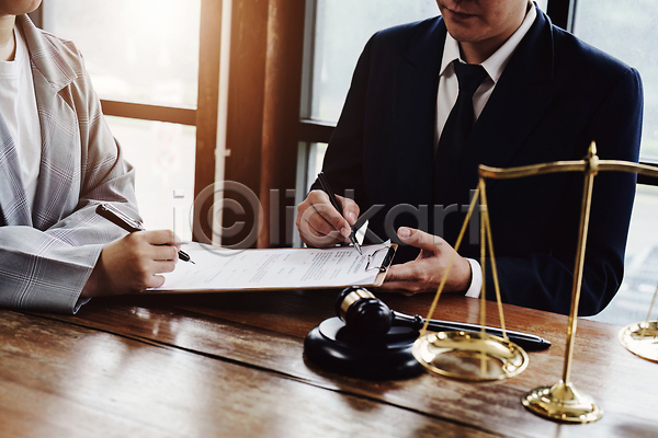 법 남자 성인 여자 JPG 포토 해외이미지 문서 법률가 변호사 비즈니스 사무실 상담 상반신 앉기 저울 책상 펜 해외202310