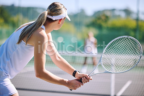 성인 성인여자한명만 여자 한명 JPG 뒷모습 아웃포커스 포토 해외이미지 상반신 썬캡 야외 잡기 테니스 테니스라켓 테니스복 테니스장 해외202310