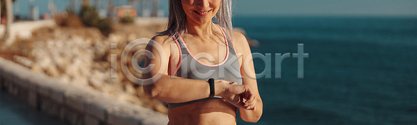 행복 휴식 동양인 성인 여자 한명 JPG 포토 해외이미지 가로 개성 건강 날씬함 달리기 라이프스타일 레깅스 바다 배너 뷰티 손목시계 스포츠 신체 야외 운동 웹 일몰 조깅 팔찌 해외202310 해외포토 햇빛 헤딩 힘