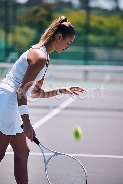 성인 성인여자한명만 여자 한명 JPG 옆모습 포토 해외이미지 야외 테니스 테니스공 테니스라켓 테니스복 테니스장 튕기기 해외202310