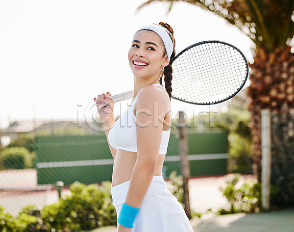 성인 성인여자한명만 여자 한명 JPG 포토 해외이미지 들기 미소(표정) 상반신 야외 테니스 테니스라켓 테니스복 테니스장 해외202310