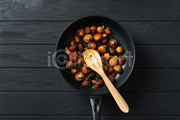 사람없음 JPG 포토 해외이미지 갈색 개조 검은색 굽기 그릴 맛 맛있는 먹기 목재 백그라운드 버섯 비건 숲 시골 식사 식용 애피타이저 양파 요리 음식 자르기 저녁식사 점심식사 접시 조각 찌개 채소 채식주의자 카피스페이스 탁자 텍스트 튀김 프라이팬 플랫 해외202310 허브