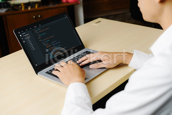 한명 JPG 포토 해외이미지 노트북 무료이미지 비즈니스 비즈니스맨 사무실 소프트웨어 스크린 직장 책상 코딩 프로그래머 프로그래밍 해외202310 해외포토 회사