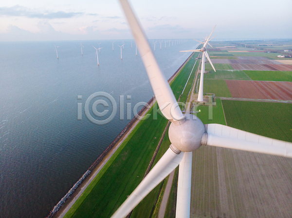 지구온난화 사람없음 JPG 포토 해외이미지 그린에너지 기후변화 네덜란드 드론 바다 바람 발전기 방앗간 밭 산업 생태계 생태학 세대 안테나 에너지 에코 유지 재활용 조감도 초록색 친환경 풍력에너지 풍차 프로펠러 해외202310 환경 힘