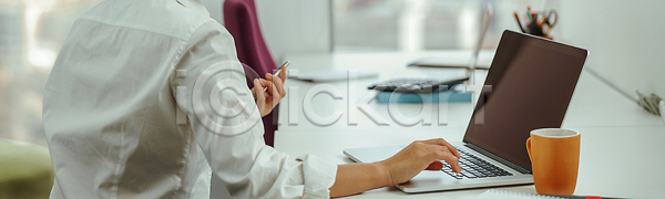 성공 자신감 행복 동양인 사람 성인 여자 한명 JPG 포토 해외이미지 경영 경영자 노동자 노트북 라이프스타일 문서 미소 배너 뷰티 비즈니스 비즈니스우먼 사무실 사업가 앉기 업무 온라인 응시 인터넷 종업원 중국 직업 책상 컴퓨터 통신 파노라마 해외202310 해외포토 헤딩 흰색